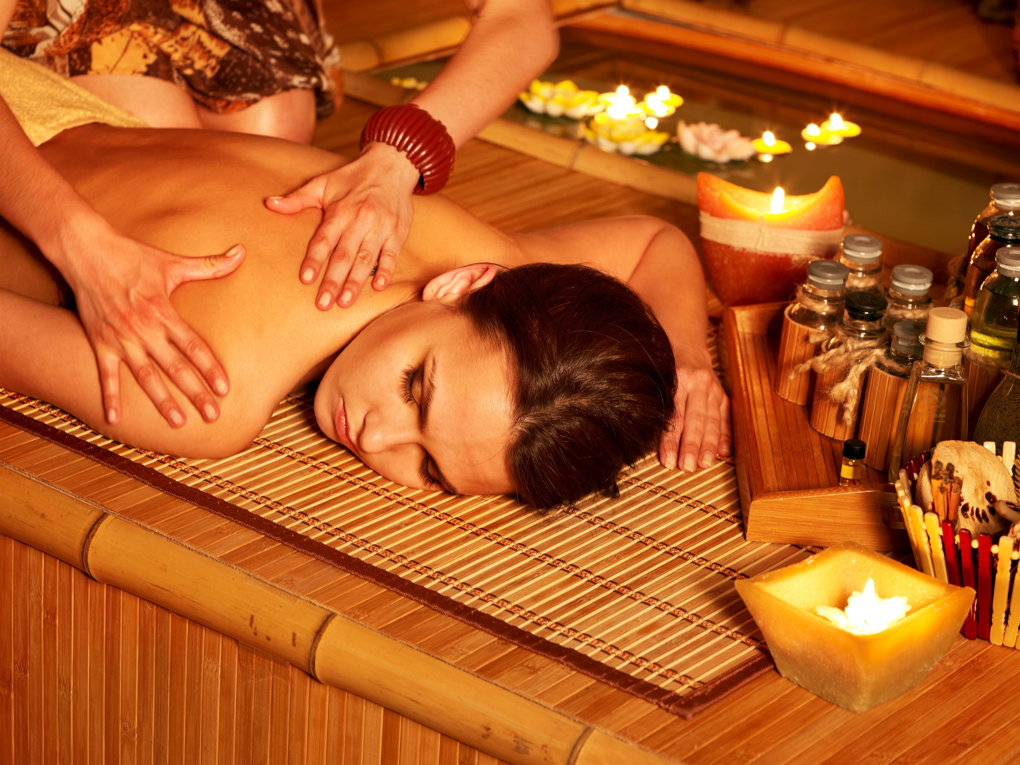 Массажный салон тело. Тайский спа-салон «золотой Таиланд». Традиционный тайский массаж. Тайский массаж спины. Женский массаж.