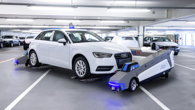 W fabryce Audi roboty transportują samochody