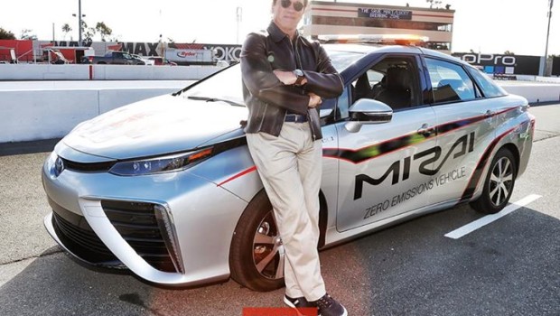 Arnold Schwarzenegger rozpoczął wyścig NASCAR  Toyotą Mirai