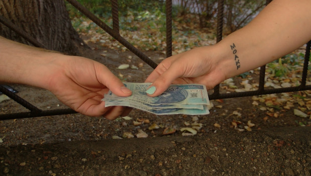 Polacy coraz chętniej dzielą się pieniędzmi