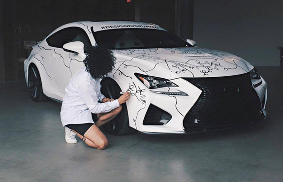 Shantell Martin rysuje na karoserii Lexusa