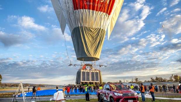 Samochód w pogoni za balonem dookoła świata