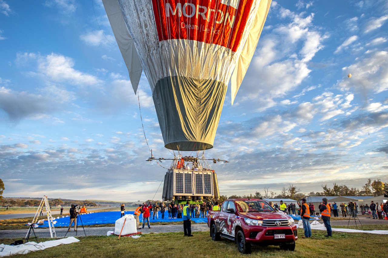 Samochód w pogoni za balonem dookoła świata