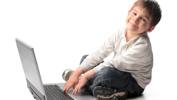 Jak nauczyć dziecko korzystać bezpiecznie z Internetu?