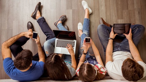Połowa młodych millenialsów jest online cały czas
