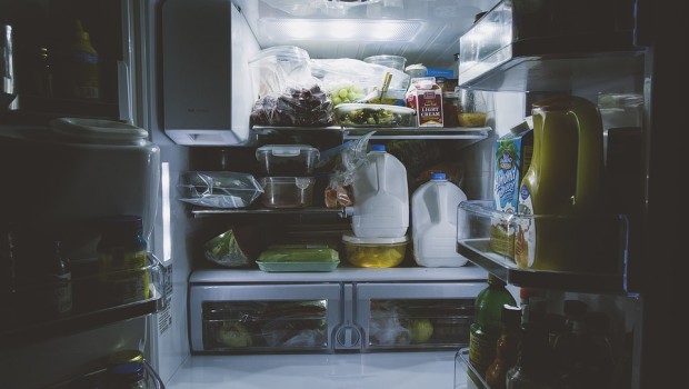 Proste sposoby, by nie marnować jedzenia – zacznij od swojej lodówki
