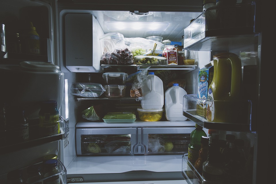Proste sposoby, by nie marnować jedzenia – zacznij od swojej lodówki