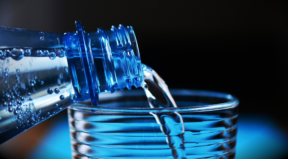 Pijemy więcej wody mineralnej – 112 litrów w ciągu roku