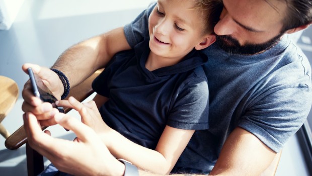 Dziecko dostaje pierwszy smartfon w wieku 7-8 lat  i korzysta z niego 2,5 godziny dziennie
