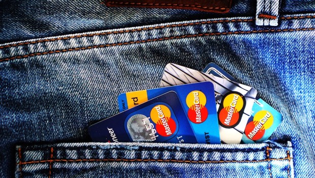 Większość Polaków woli płacić bezgotówkowo, za najwygodniejsze uznaje kartę i smartfon