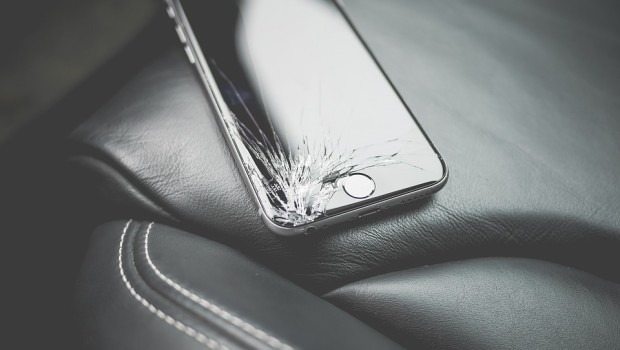 Grudniowy wycisk naszych smartfonów – 4 typowe uszkodzenia smartfona w Święta