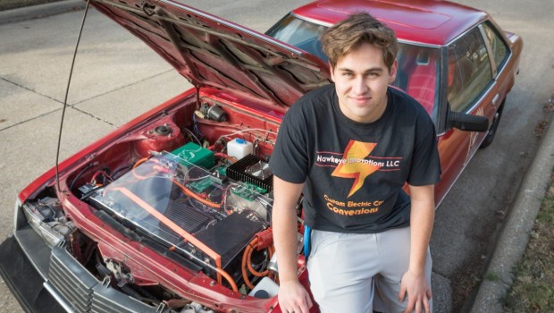 18-latek zbudował elektryczną Toyotę Celicę