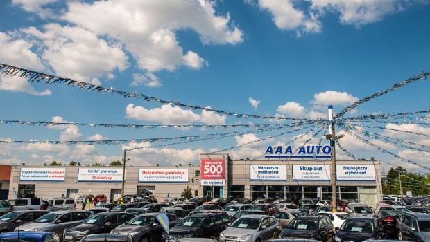 Międzynarodowa sieć AAA AUTO  sprzedała już w tym roku 21 000 samochodów –  innowacje dynamizują wzrost