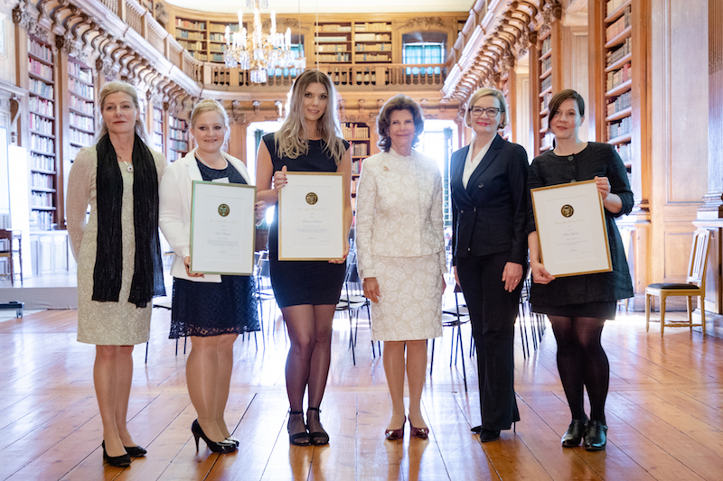 Królowa Sylwia nagradza studentki pielęgniarstwa za zaangażowanie  w opiekę nad osobami starszymi