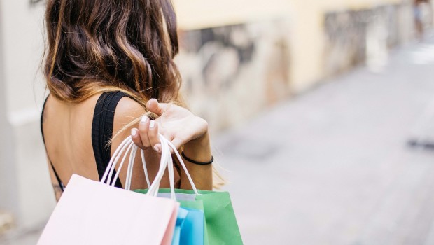 W walce o klientów sklepy muszą łączyć zalety sprzedaży stacjonarnej i internetowej