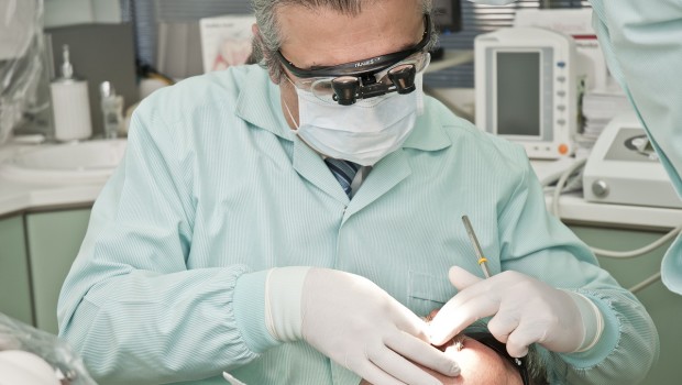 Odsłonięte szyjki zębowe i nadwrażliwość? To objaw recesji dziąseł