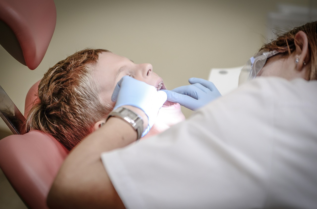 Infekcja zęba u dziecka? Poznaj 7 niepokojących objawów