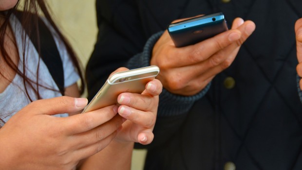 Uzależnienie od telefonów wpędza w długi – to już 750 mln zł