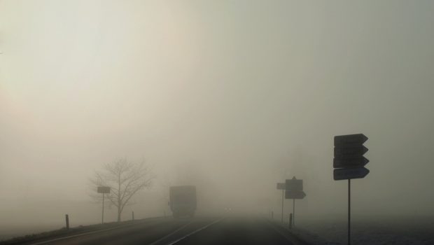 Sezon na mgłę – jak bezpiecznie jeździć w takich warunkach?