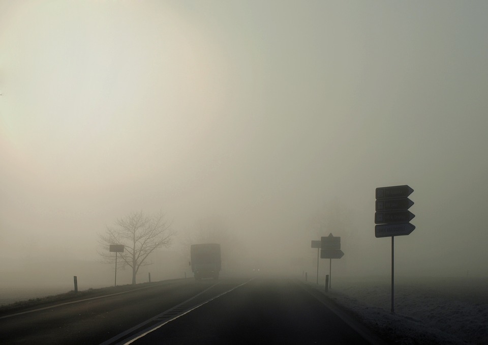 Sezon na mgłę – jak bezpiecznie jeździć w takich warunkach?