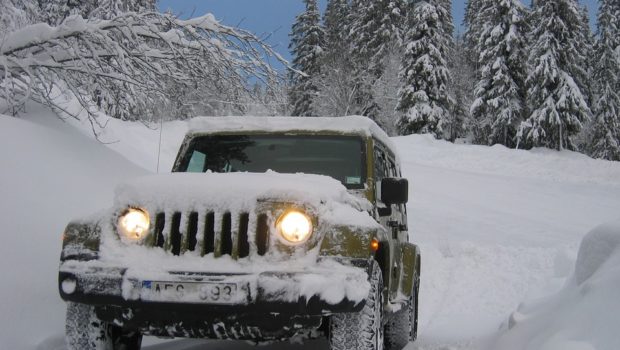Zimą rośnie ryzyko awarii – zimowe zasady użytkowania i przeglądu samochodu