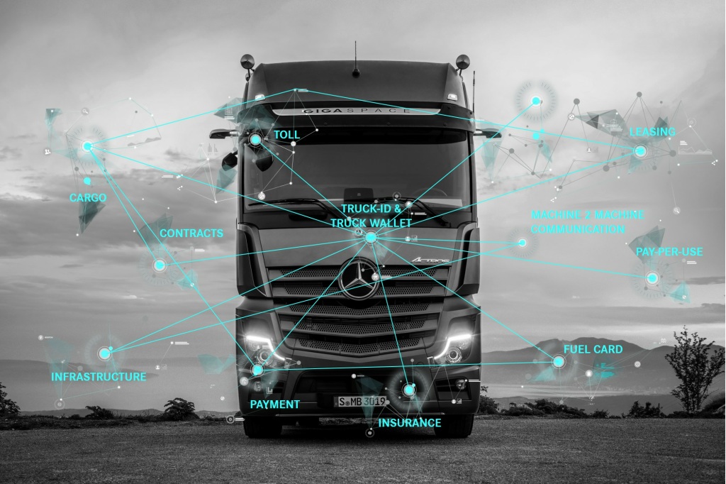 Projekt pilotażowy ‒ Daimler Trucks uczy ciężarówki płacić