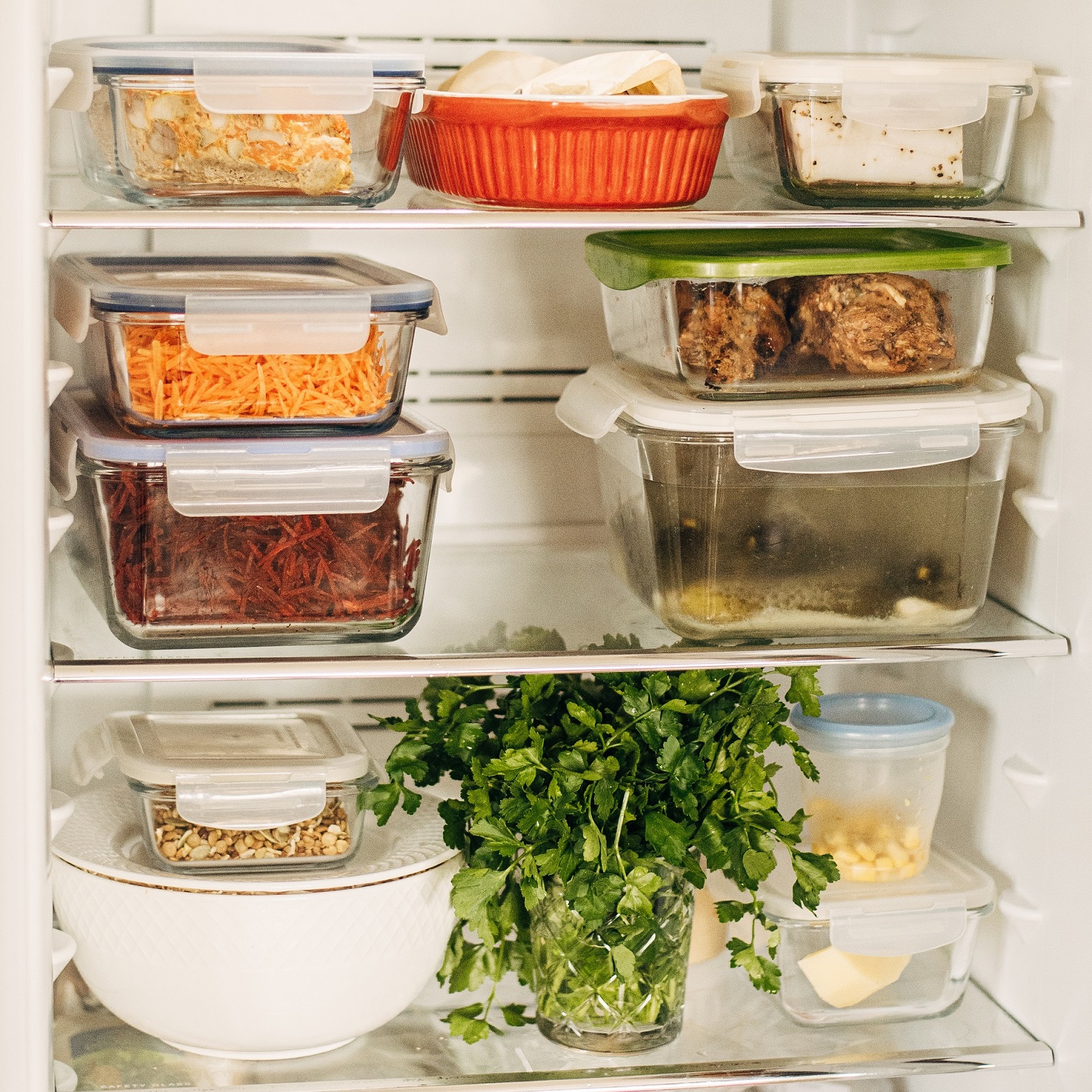 Świadome i przemyślane zakupy spożywcze oraz porządek w lodówce znacząco redukują marnowanie żywności w domu